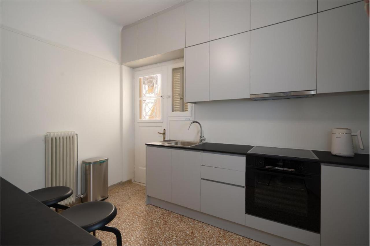 Vibrant Urban Getaway: Charming 2-Bedroom Near Bars, Parks, And Metro Athens Exterior photo