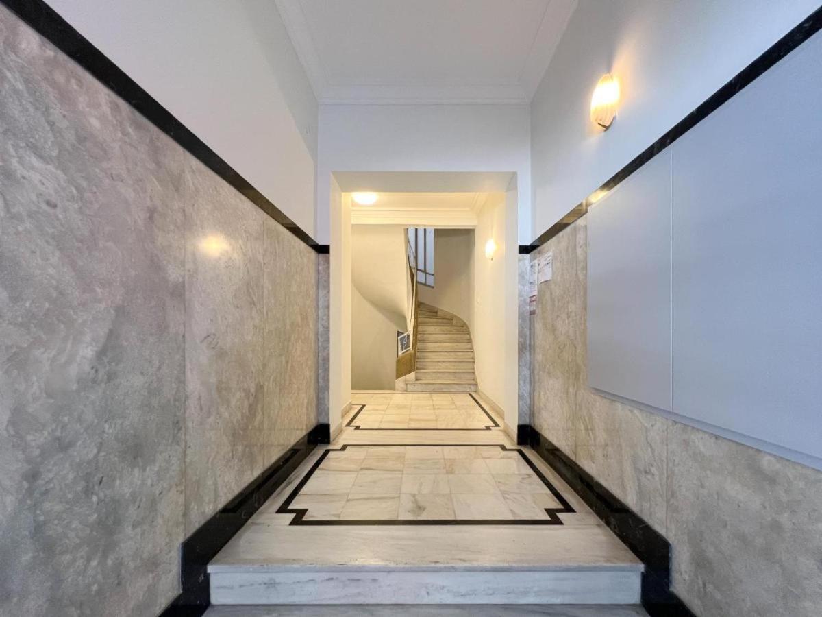 Vibrant Urban Getaway: Charming 2-Bedroom Near Bars, Parks, And Metro Athens Exterior photo