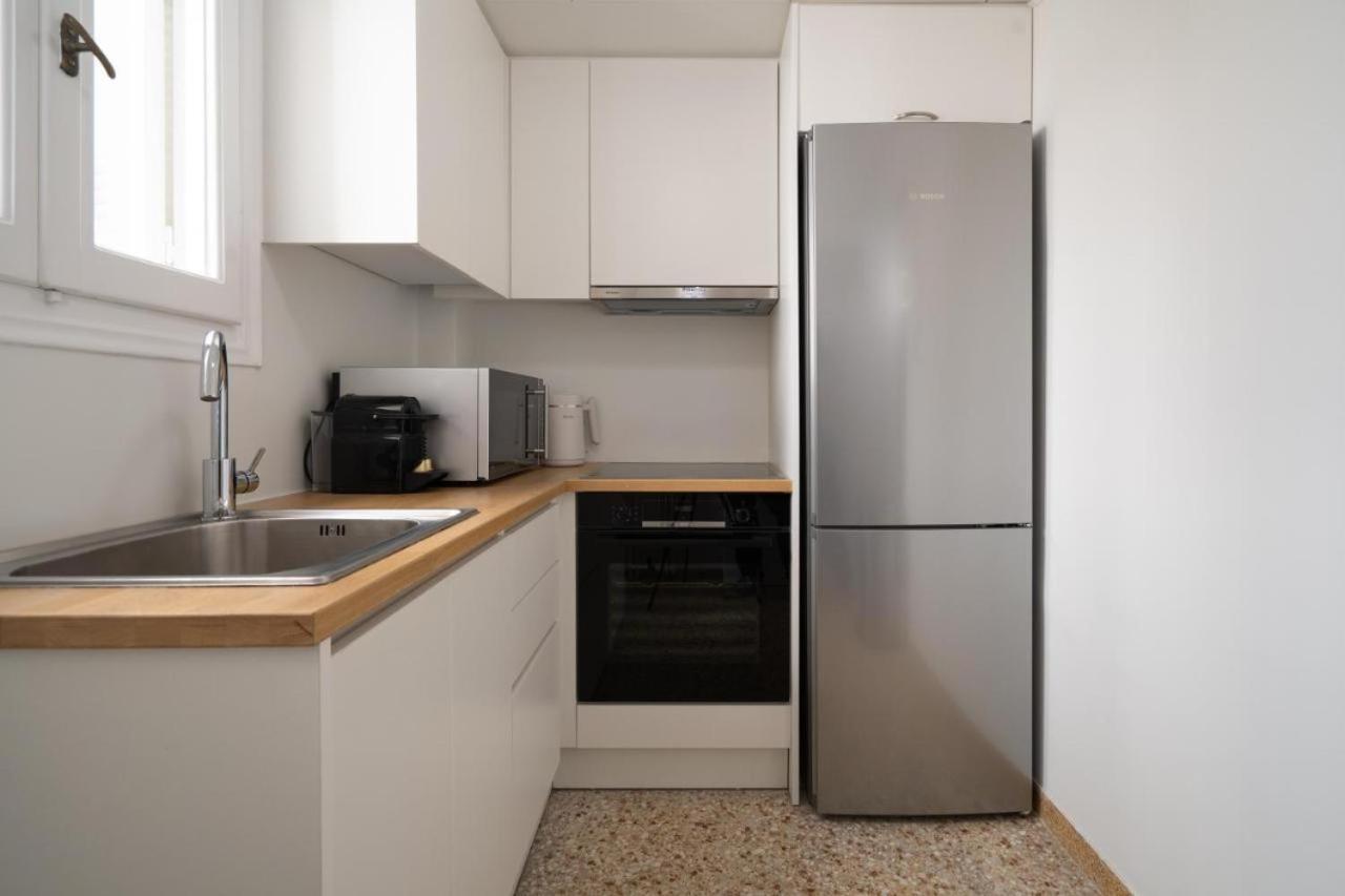 Vibrant Urban Getaway: Charming 2-Bedroom Near Bars, Parks, And Metro Athens Exterior photo